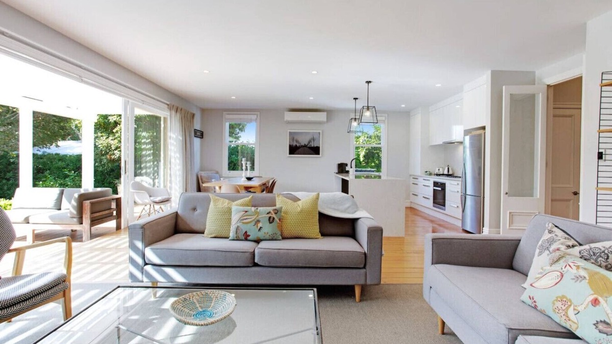 Mount Albert House | Solara Executive Villa with Air-Con and Backyard