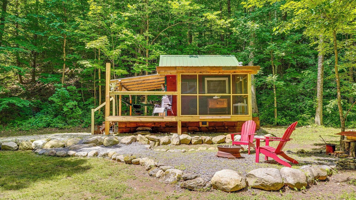 Florence Apartment | Solar-Powered Brandon Studio Cabin: Hiking Access