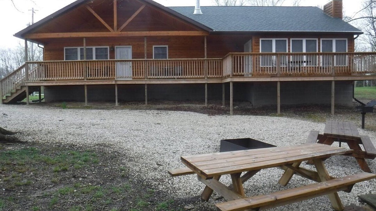 Eckerty Cabin | Solarium Deluxe Cabin 19 Located on Patoka Lake in Southern Indiana