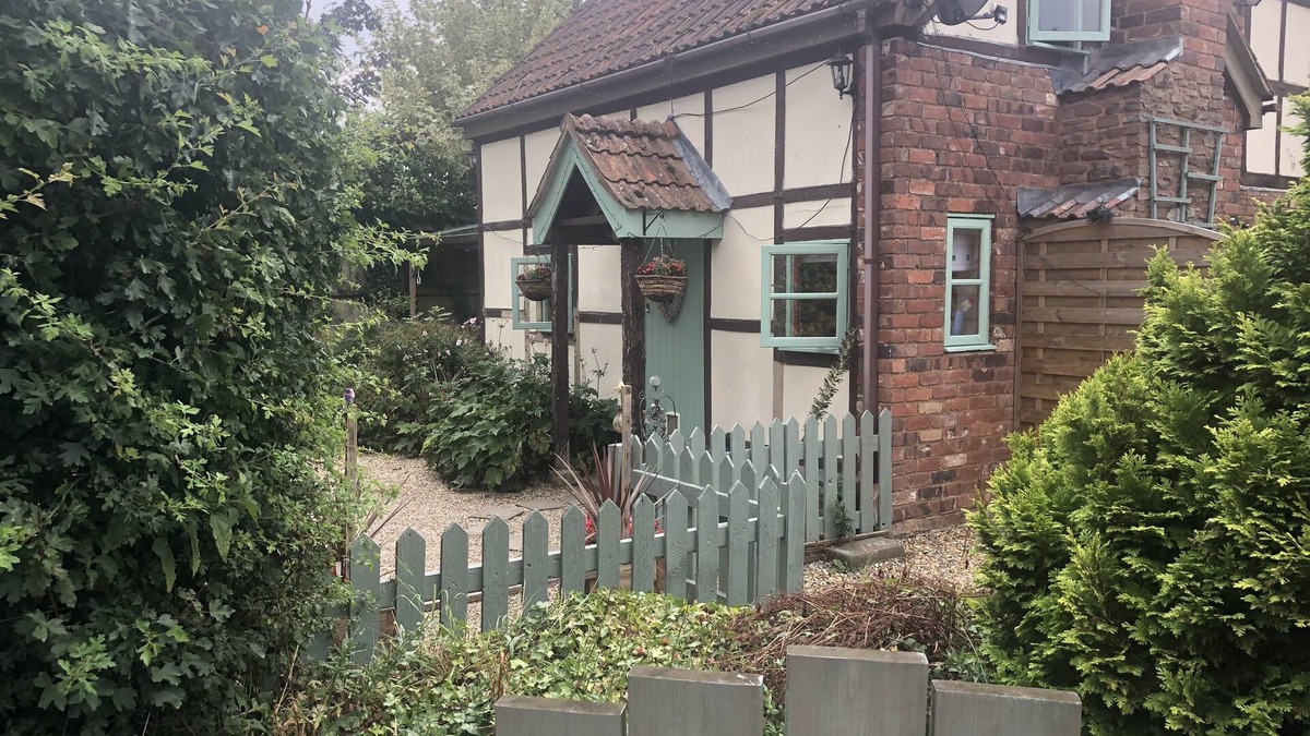 Madley Cottage | SOLDIERS COTTAGE, HEREFORDSHIRE A COSY COTTAGE, HOT TUB, PET FRIENDLY, GORGEOUS