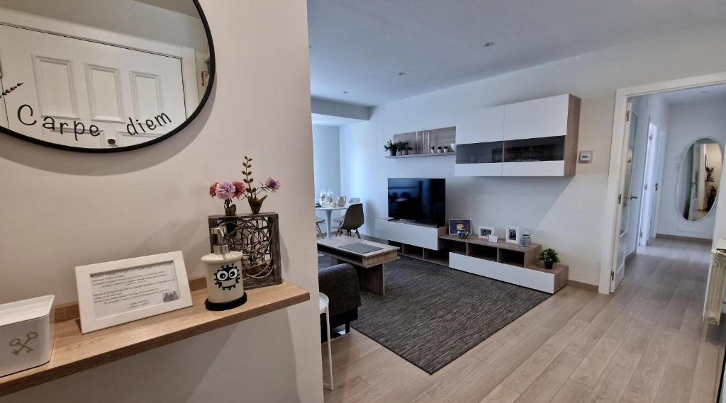 El Ensanche Zona Nuova Apartment | Soleado a un Paseo de la Catedral