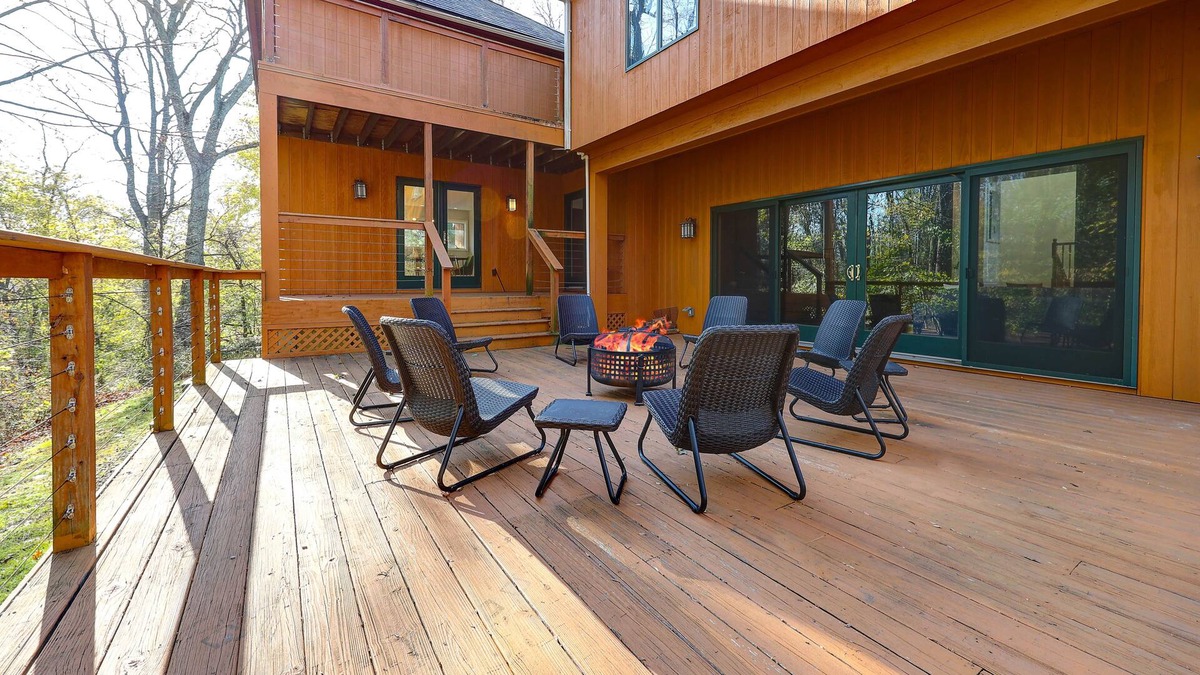 White Plains House | Soleil Manor - A Quiet Wooded Area and Easy Access to Attractions