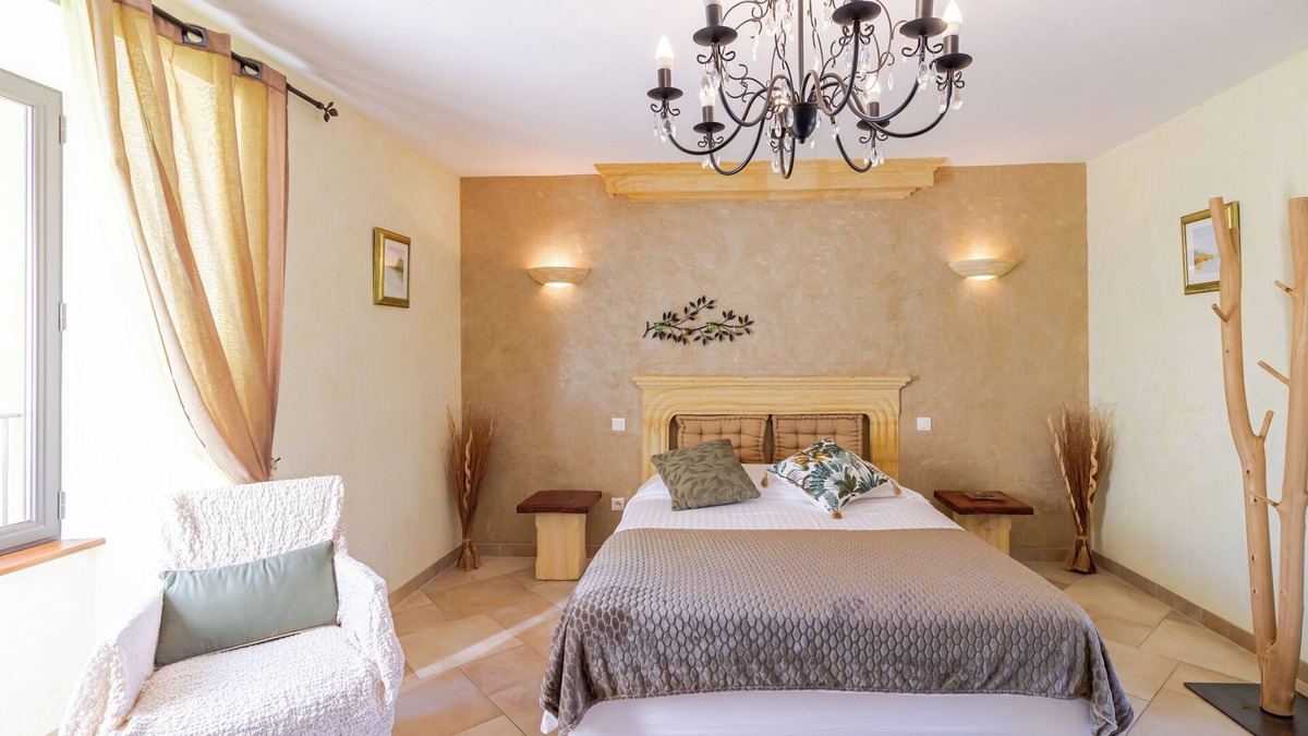 Proissans Bed & Breakfast | Solène Room – Inspired by Nature and Spacious – Shared Pool
