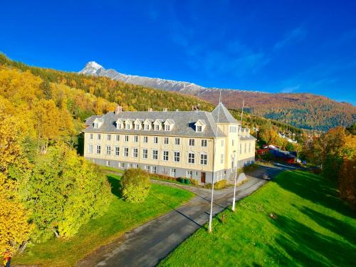 Lyngseidet House | Solhov, Castle of the Lyngen Alps