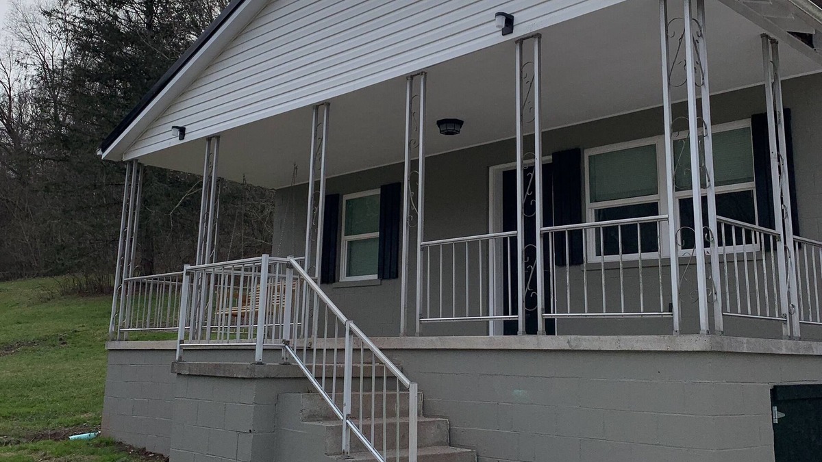 Bellepoint House | Solindas Rest. Located on the beautiful New River.