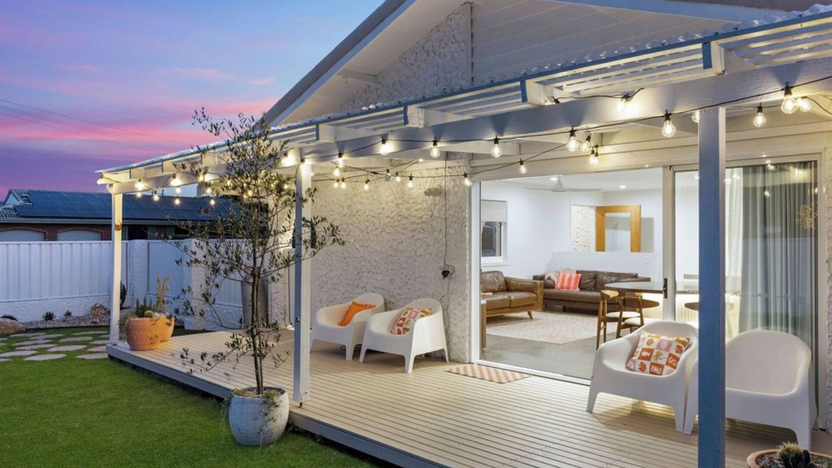 Tweed Heads West House | Solis House: luxury, spacious, family, pets, coastal, surfing, beach, fishing.