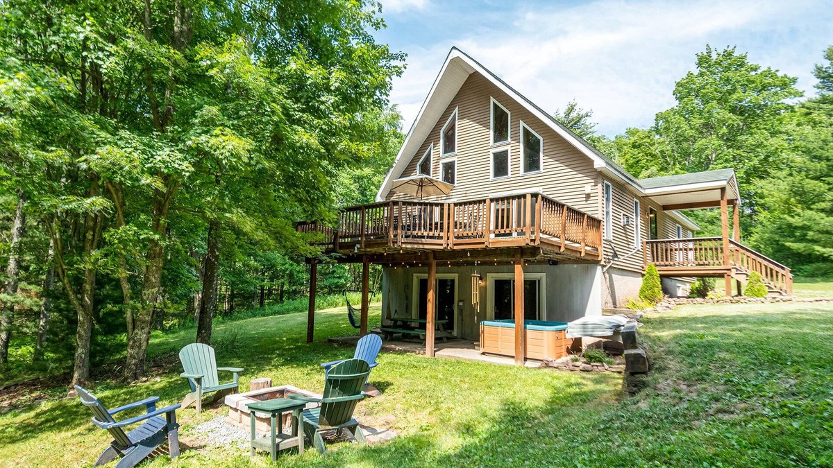 North Glade Hills House | Solitude | Pet Friendly, Woods, Fire Pit, Deck!