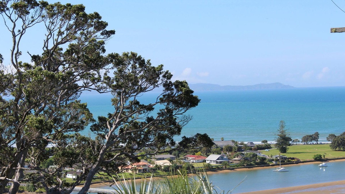 Doubtless Bay Apartment | Solitude with a pool and spectacular views pet friendly