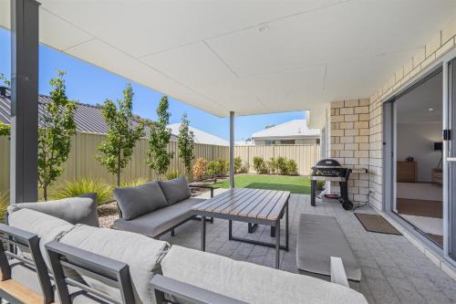 Dunsborough House | Solkis - Walk to Town, Next to Golf Course