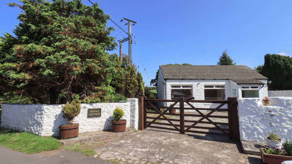 Cummertrees Cottage | SOLWAY COTTAGE, pet friendly, with a garden in Annan