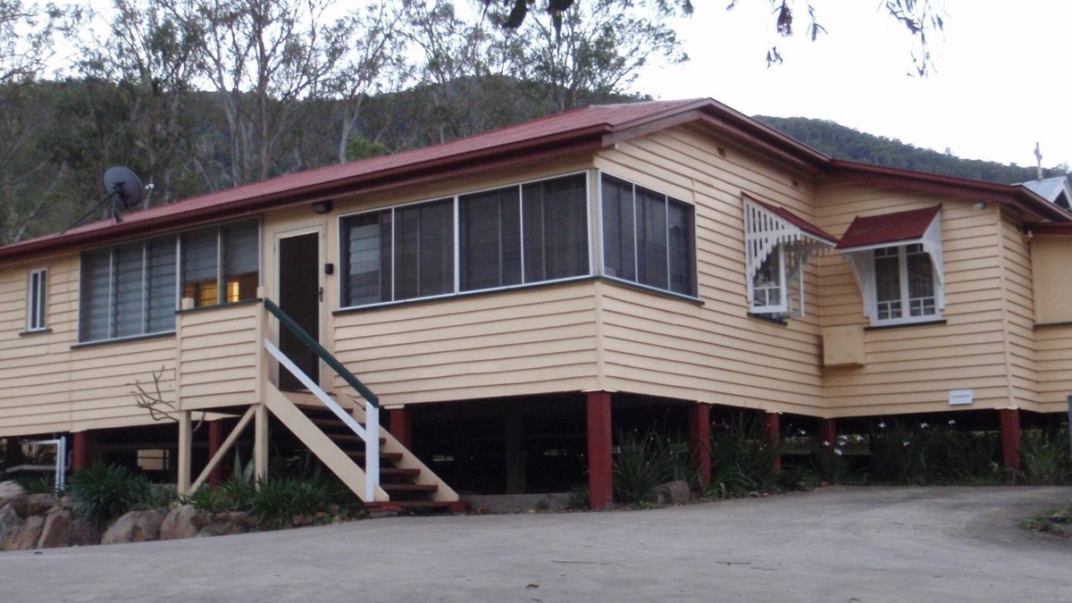 Somerset Dam House | Somerset Dam Accommodation - The Lock Up