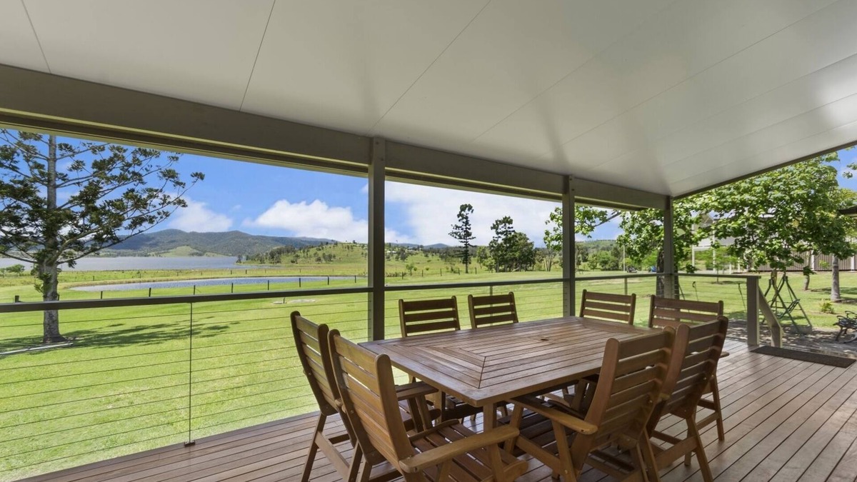 Hazeldean House | Somerset Dam Family Getaway - Holiday House in Hazeldean