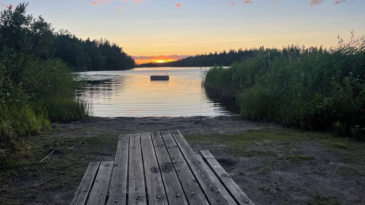 Sodertalje Cabin | Sommarstigen 1 - Modern & Sjönära Stuga med Privat Bastu