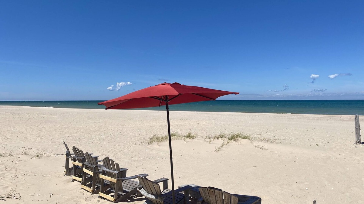 Bliss Township Cabin | Sommerset Lake House: A beautiful log cabin on Lake Michigan with sandy beach