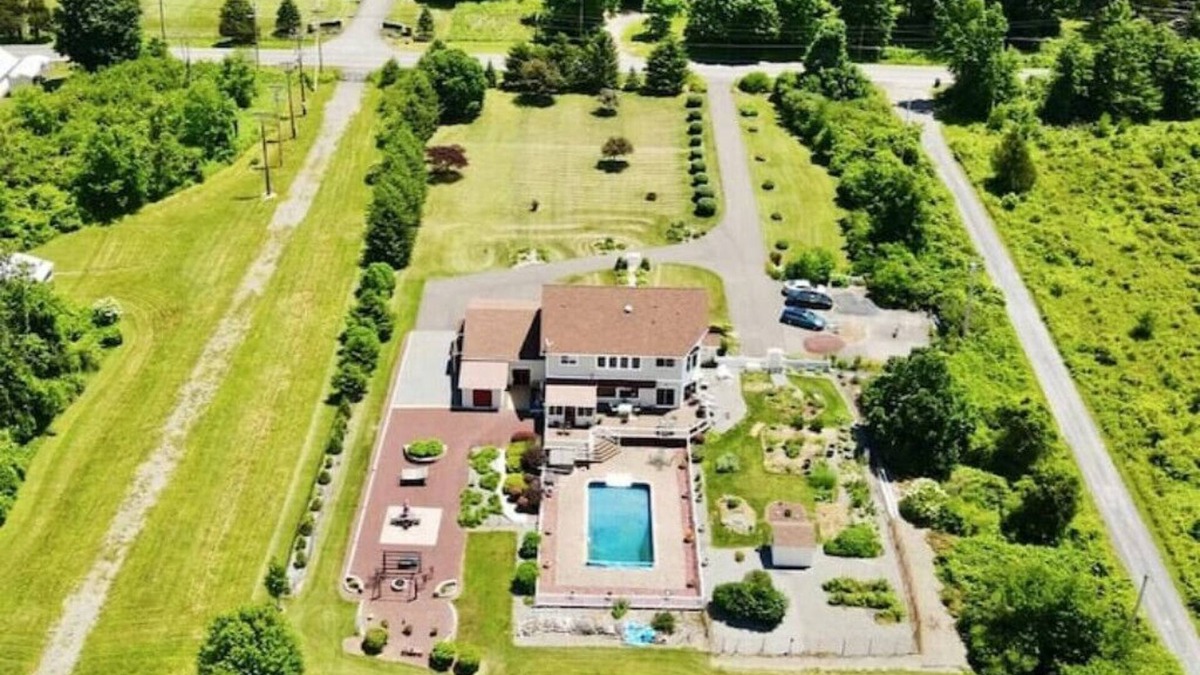 Saugerties House | SonAra Retreat - Hot tub, pool, amazing mountain views, plus many amenities!n