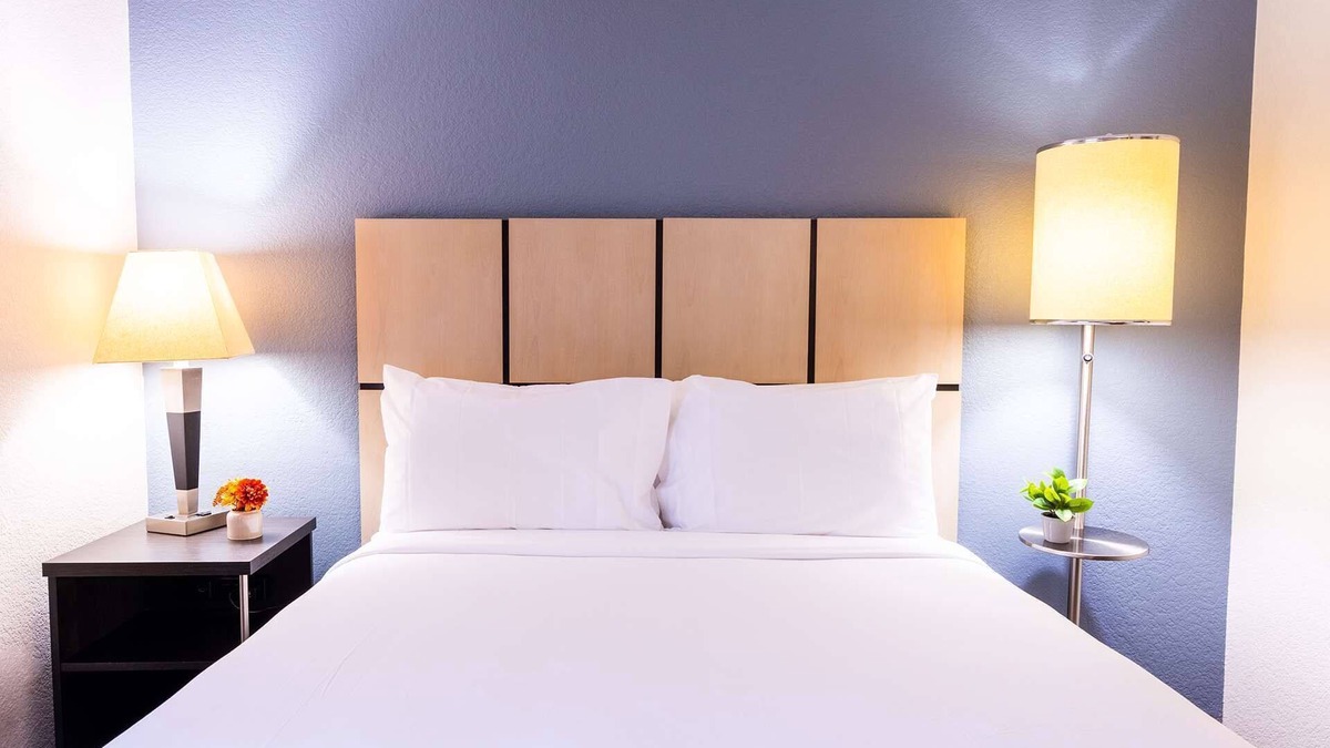Lansing Hotel | Sonesta Simply Suites Lansing