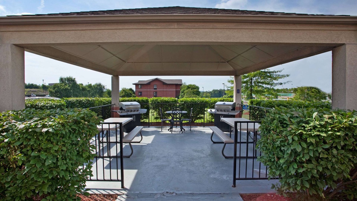 South Hills Hotel | Sonesta Simply Suites Pittsburgh Airport