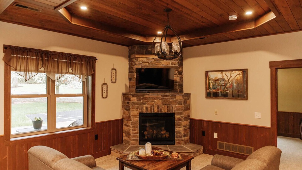 Dundee Cabin | Songbird Serenade Suite: Luxury, Lodge Suite in Amish Country, Ohio