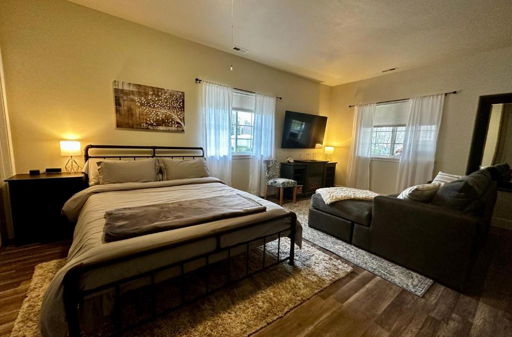 Aberdeen House | Sonia's Guest Suite in Montesano-Gateway to Olympic National Park