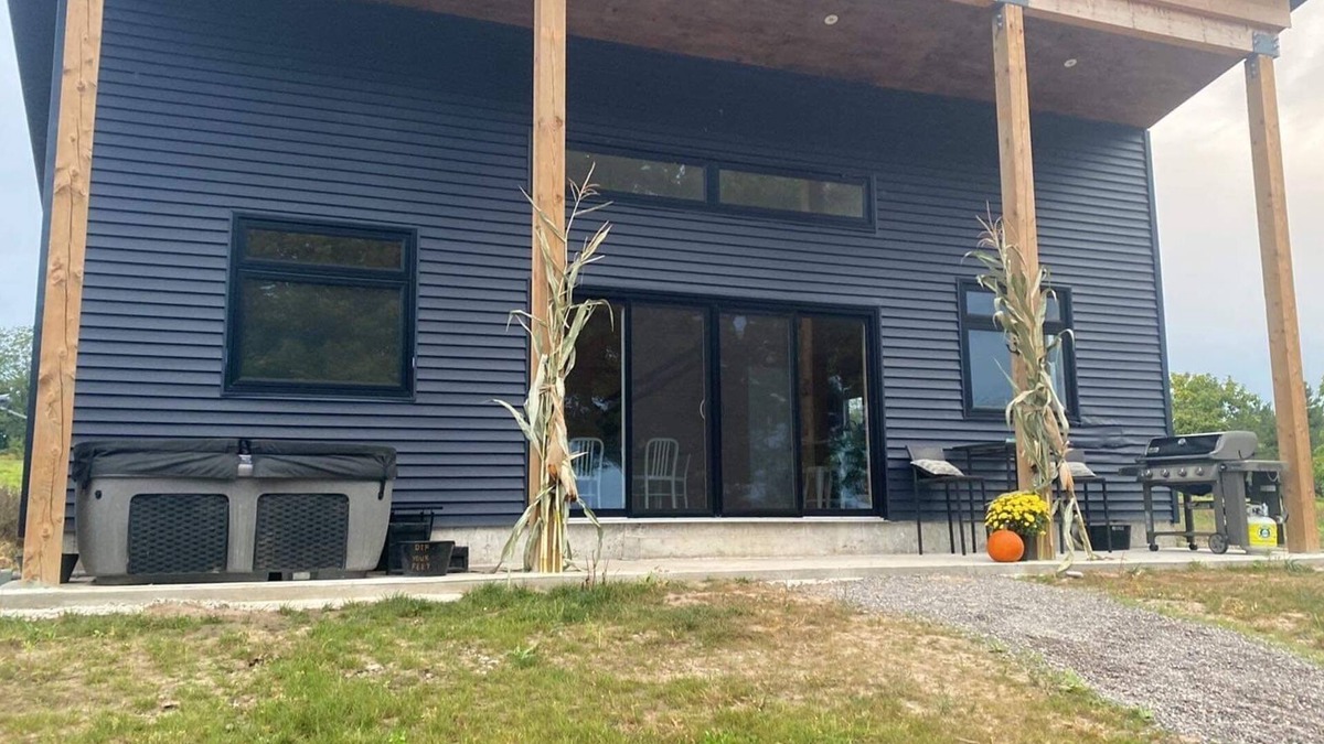 Otonabee-South Monaghan Cottage | Sonny’s on the shore of Rice Lake.