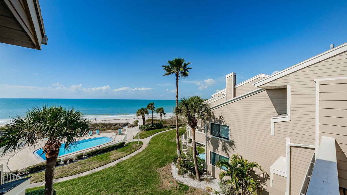 Belleair Beach Condo | Sonrisa 10 | Beachfront Townhome in Belleair Beach
