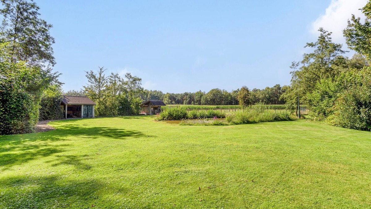 Waalre Apartment | Soothing 1-bedroom studio in Riethoven shared garden