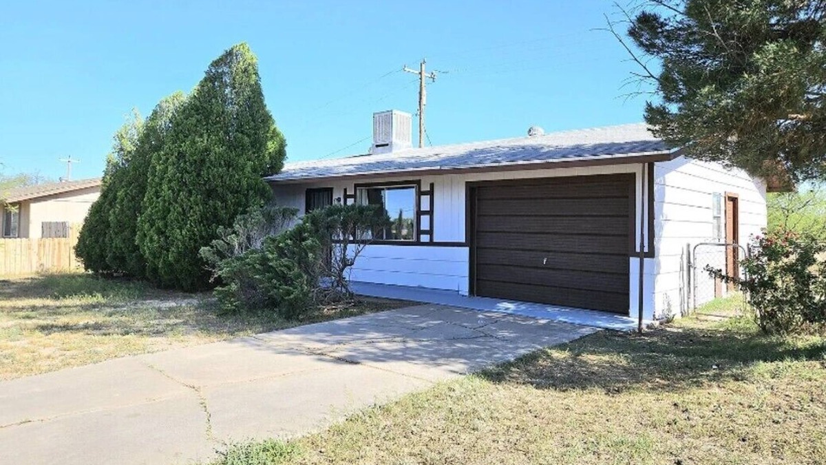 Pomerene House | Soothing 3-bedroom house in charming mature neighborhood in Benson
