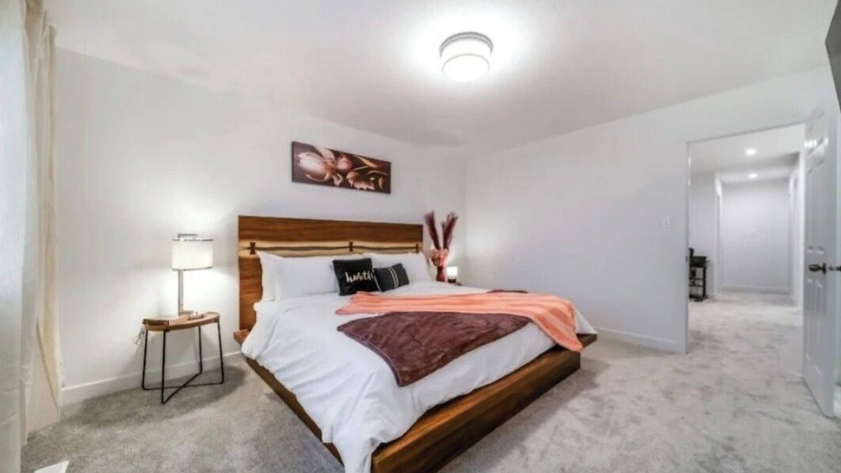 Stony Plain House | Soothing 3BDRM-King house near ice rink and golf course with WiFi in Stony Plain