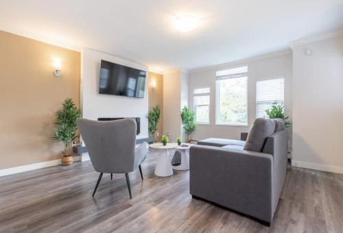 Sunset House | Soothing Minimalist Escape - Suite with Balcony & Fireplace