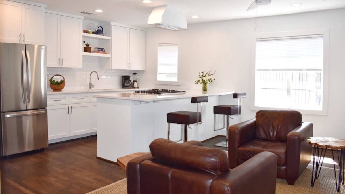 Boulevard Oaks Apartment | Soothing Modern APT in the Museum District w/Pool