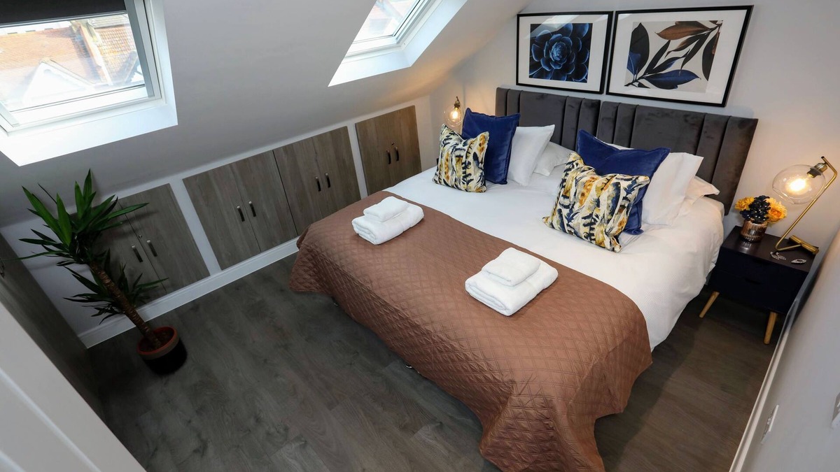 North Finchley Apartment | Sophisticated 3Bedroom/2Bathroom Pet-Friendly Duplex Flat w/FREE WIFI