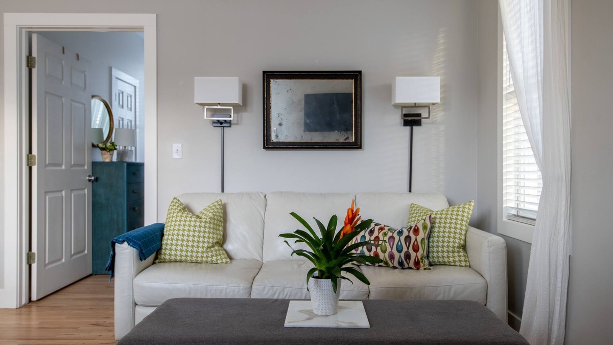 Longmont House | Sophisticated and Cozy Carriage House in Prospect Newtownn