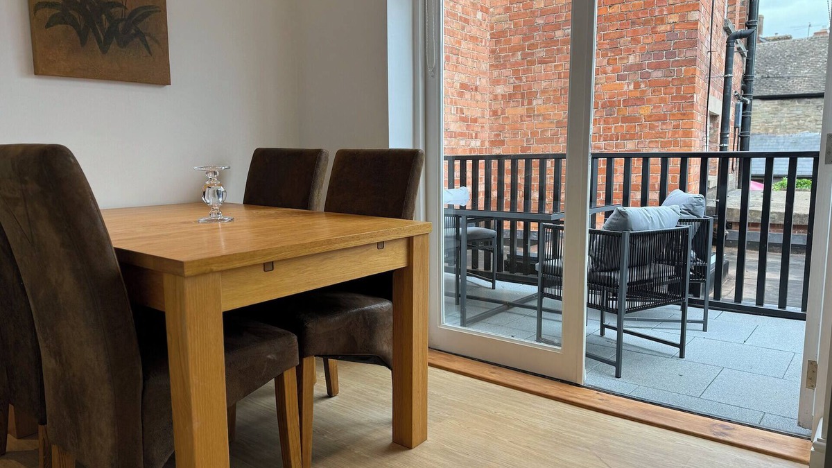 Kington Apartment | Sophisticated and spacious town centre apartment with roof terrace for 4 guests