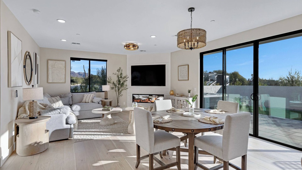 North Scottsdale House | Sophisticated Designer home w/MOUNTAIN views, hot tub, WiFi & Oversized Parking