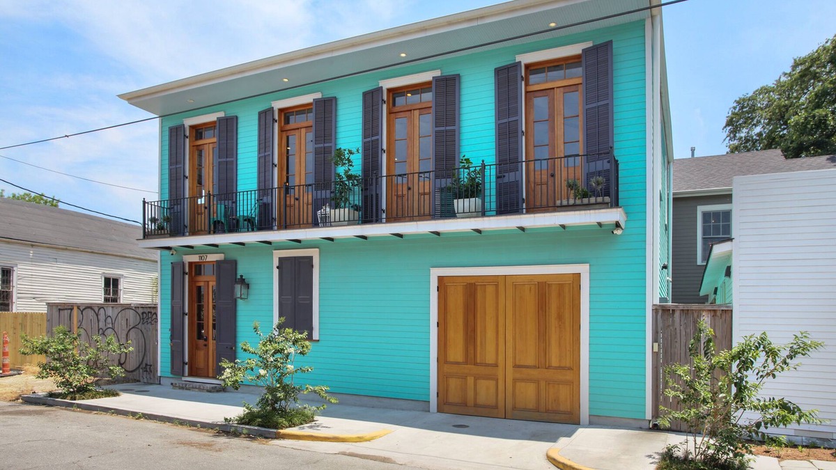 Faubourg Marigny House | Sophisticated Marigny Triangle Open Concept Home with Balcony