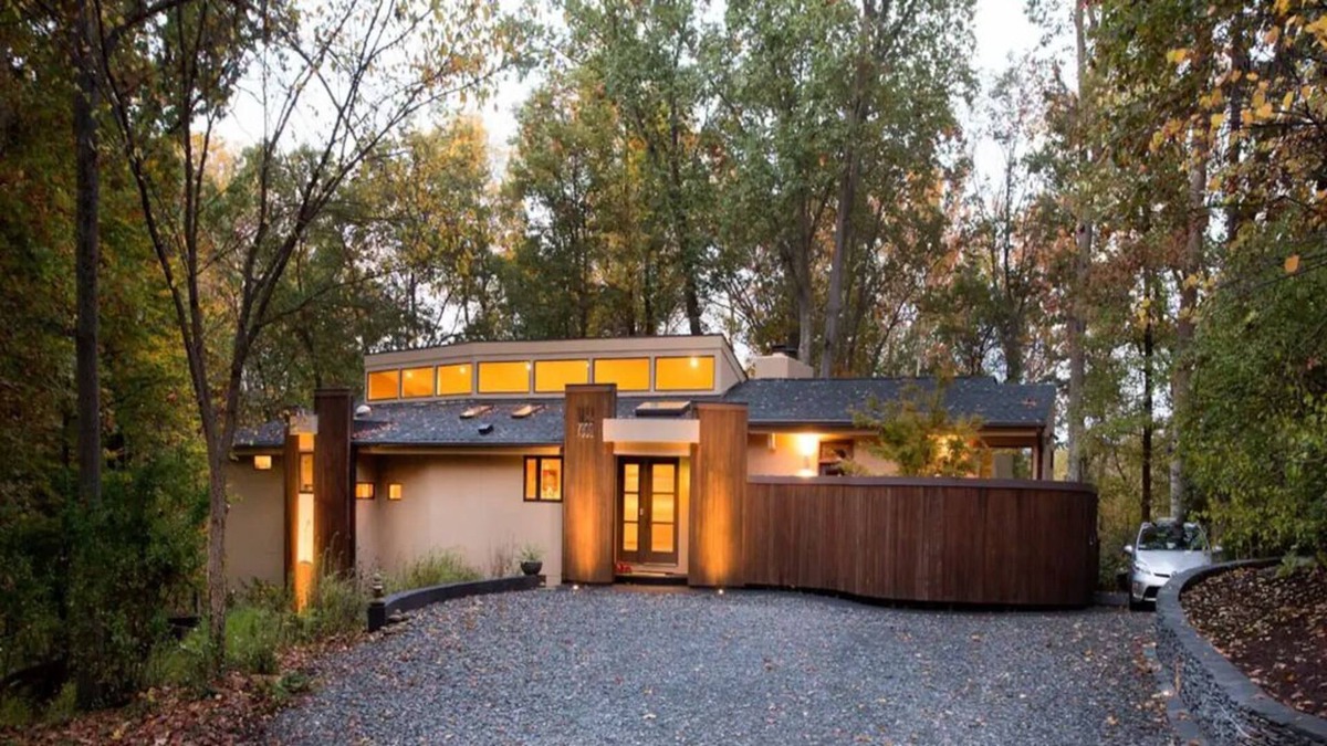 Dumbarton House | Sophisticated Private Retreat, HotTub/Biking/Walking Trails/Kayaking,