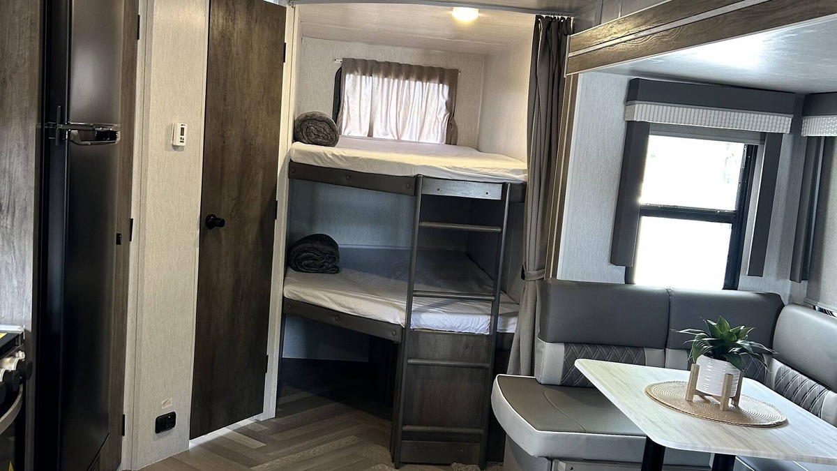 Spring Hill House | Sophisticated spacious camper RV