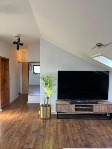 Ebersberg District Apartment | Sorglos in Poing klimatisiert - Messe München, Flughafen, Therme Erding