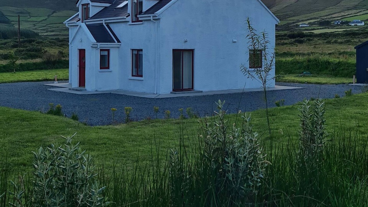 Ballinskelligs Cottage | SOSADH, with open fire in Portmagee, County Kerry