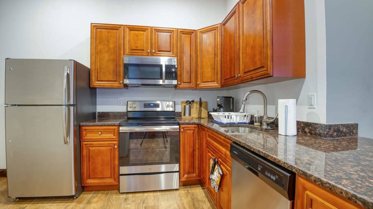 West Poplar Apartment | Sosuite 2BR Apt w W D Gym On-site Restaurant