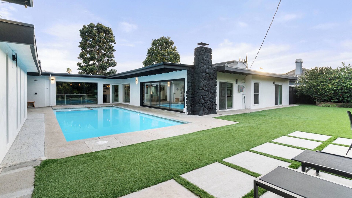 Northridge House | Soul LA House - 4bd, pool, oasis yard, sauna, gym
