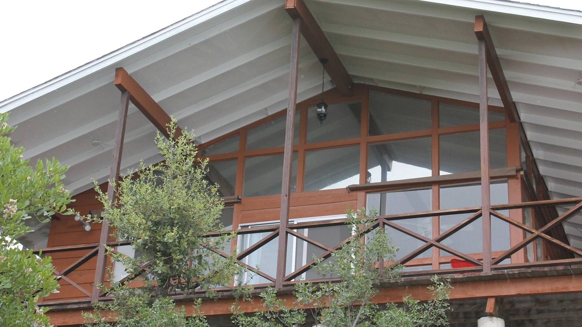 Lakehills House | Soul Quenching Views, Breathtaking Sunsets. Gorgeous Covered Balcony on the Lake