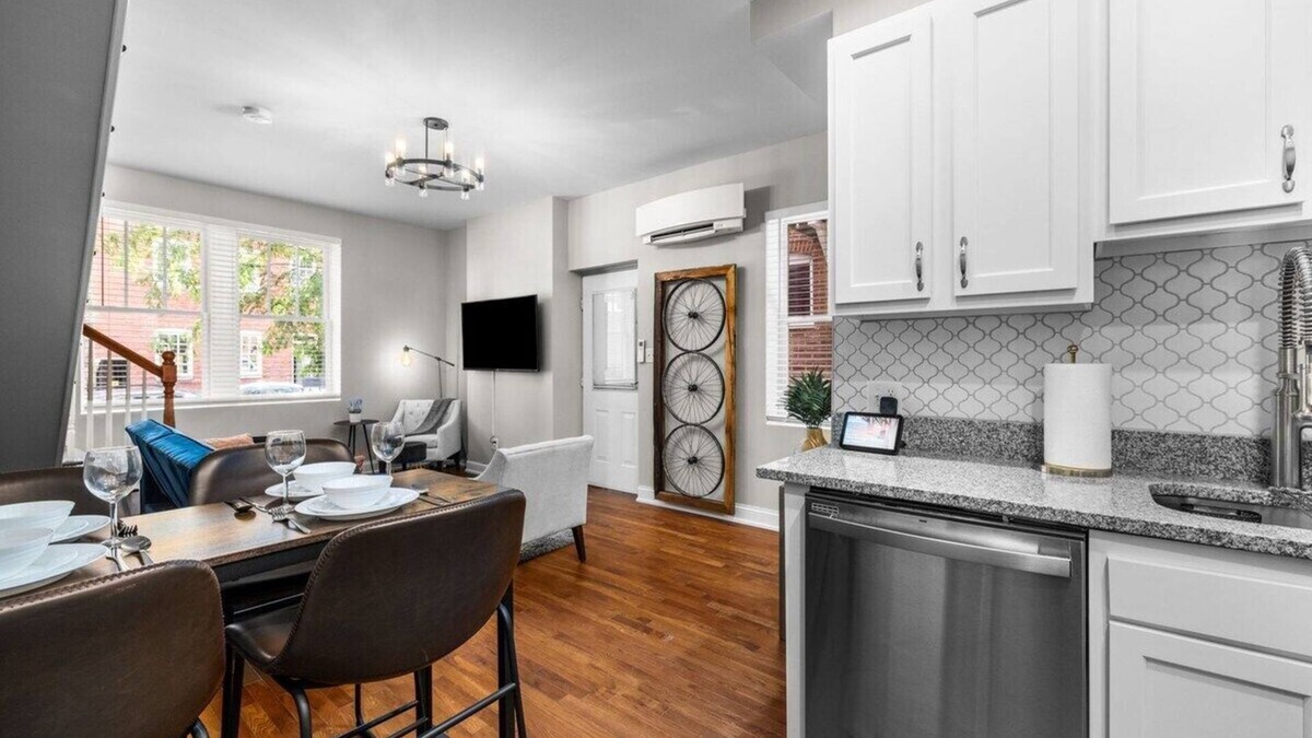 Soulard Apartment | Soulard Gem Dual Master 2BR w/own EnSuites & Deck