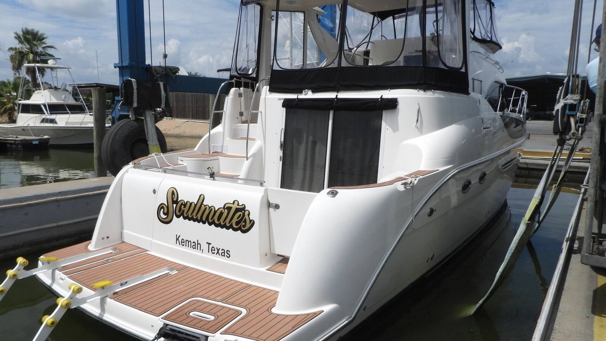 Eufaula Boat Rental | “Soulmates” Meridian Yacht located on Lake Eufaula, OK