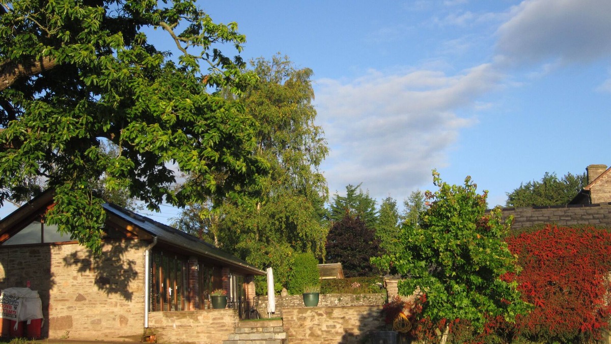 Abergavenny Cottage | Sound of Silence on the edge of the Black Mountains Abergavenny 5 miles.