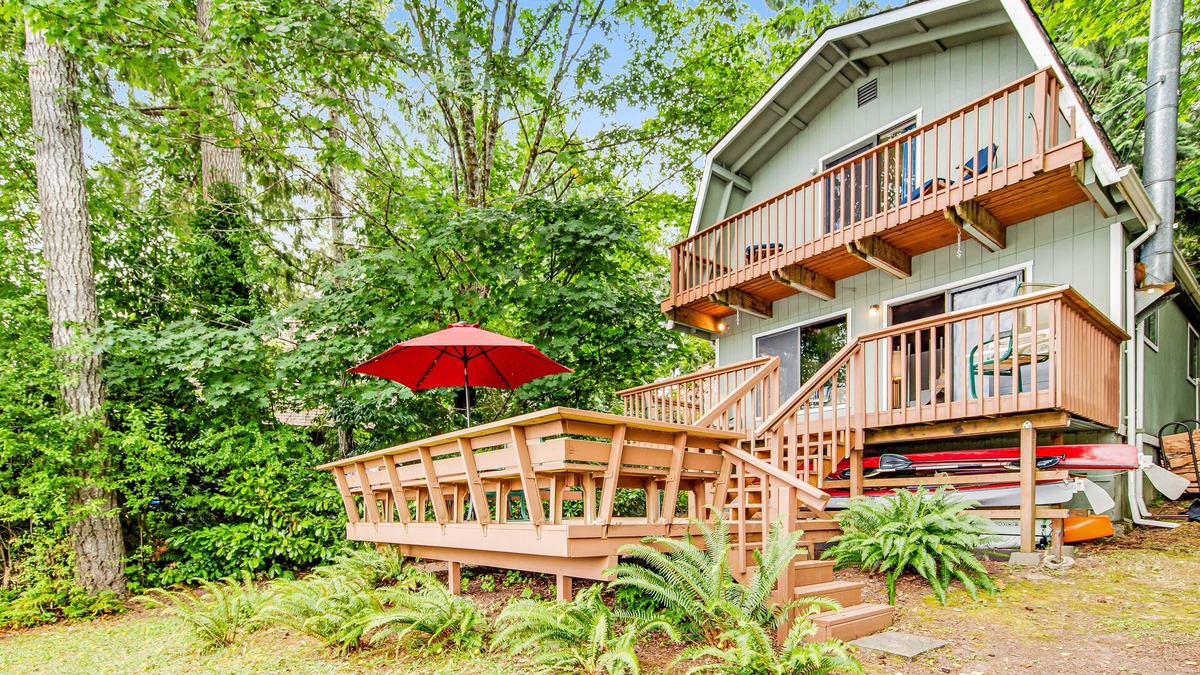 Shelton House | Soundfront Home w/3 Decks, Kayaks, Shared Dock & Water Views - 2 Dogs OK