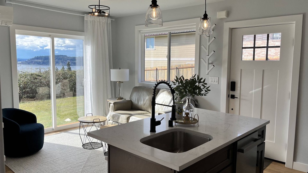 West End Cottage | Soundview Suite Cottage, 3 mins from beach, close to 6 hospitals
