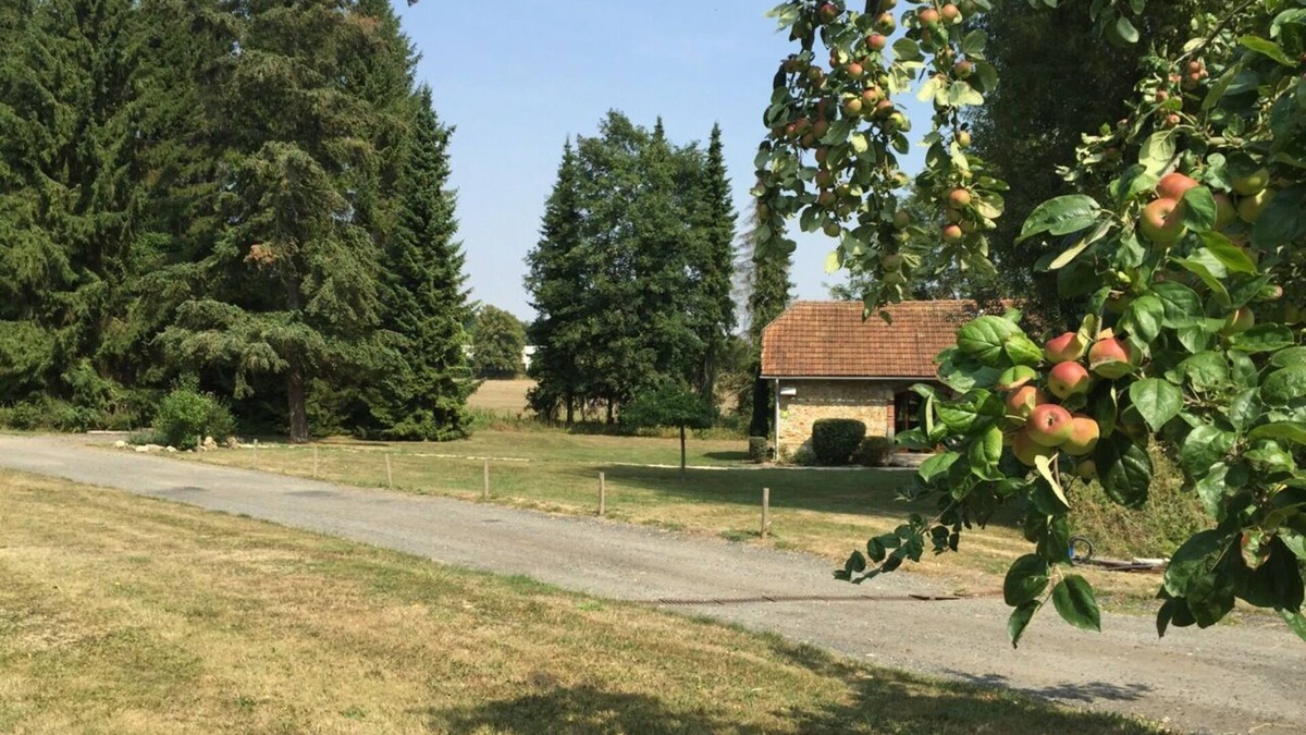 Chambly Cottage | Source cottage, this is the little house in the meadow!