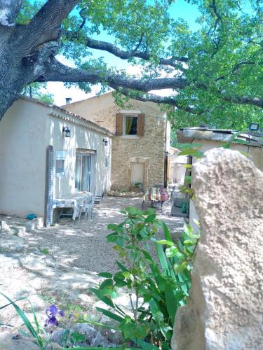 Lambesc House | Sous un chêne bicentenaire