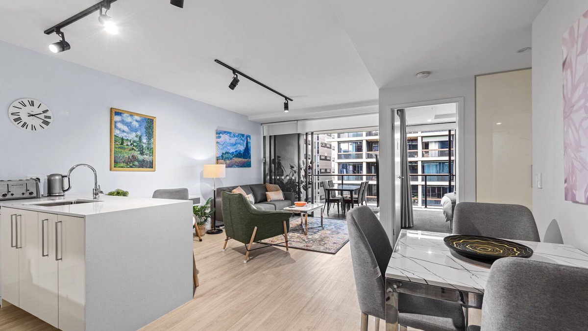 South Brisbane Apartment | South Bank Living! ~ 1bed, 1bath, 1car, Balcony